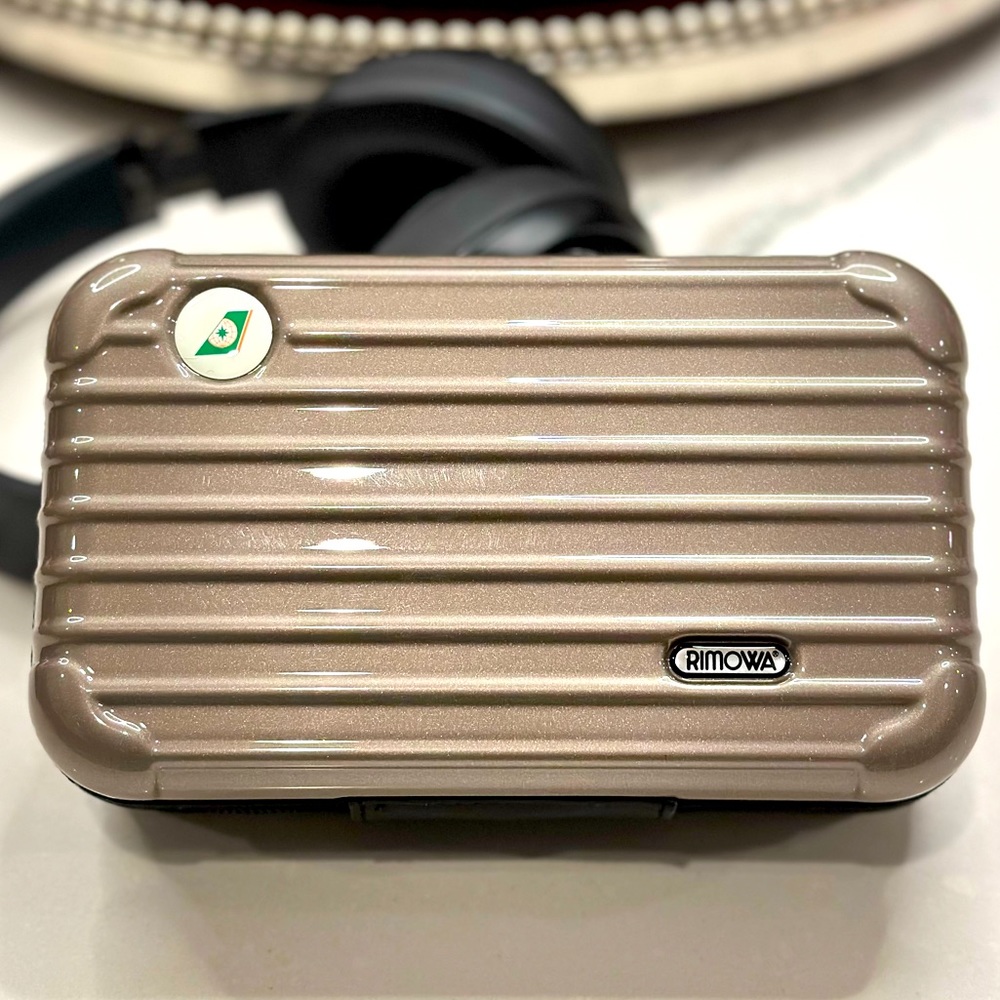 NWOT Rear RIMOWA Metallic champagne
Color Hard Case